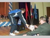 Алексей Житников дарит мяч юному поклоннику команды.