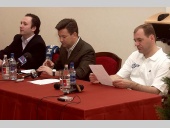 Слева направо: пресс-атташе «Сатурна» Михаил Пукшанский, генеральный директор клуба Михаил Воронцов и главный тренер команды Владимир Вайсс.